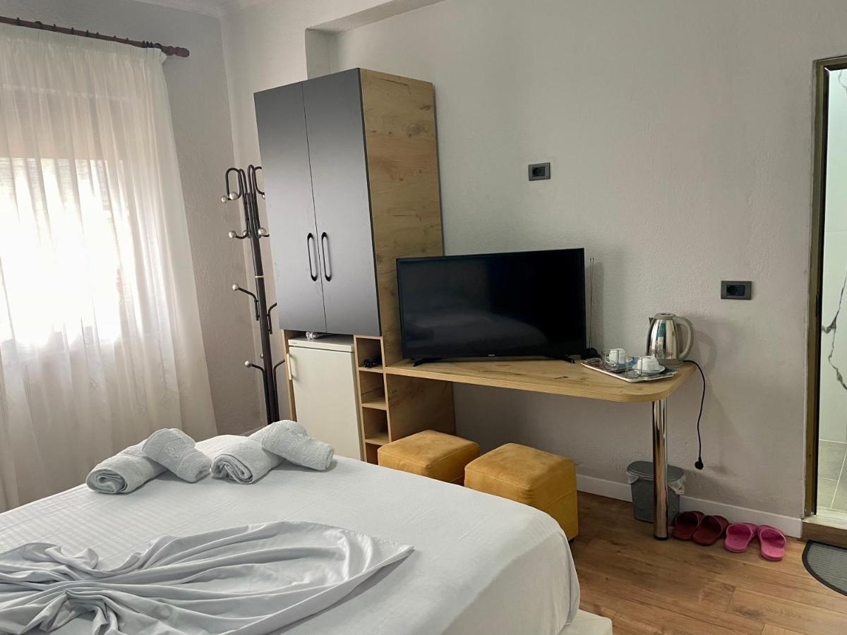 Central Room Private Entry And Bathroom Tirana Esterno foto