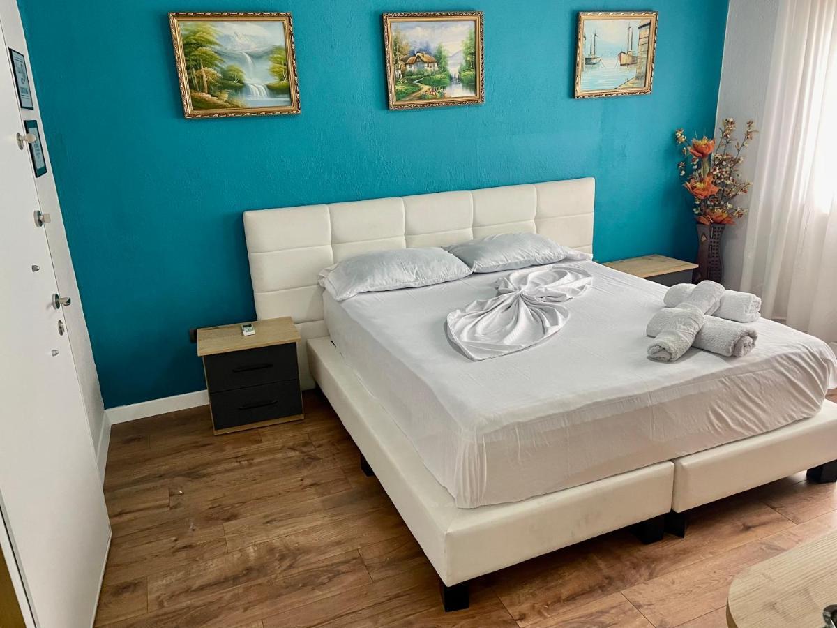 Central Room Private Entry And Bathroom Tirana Esterno foto