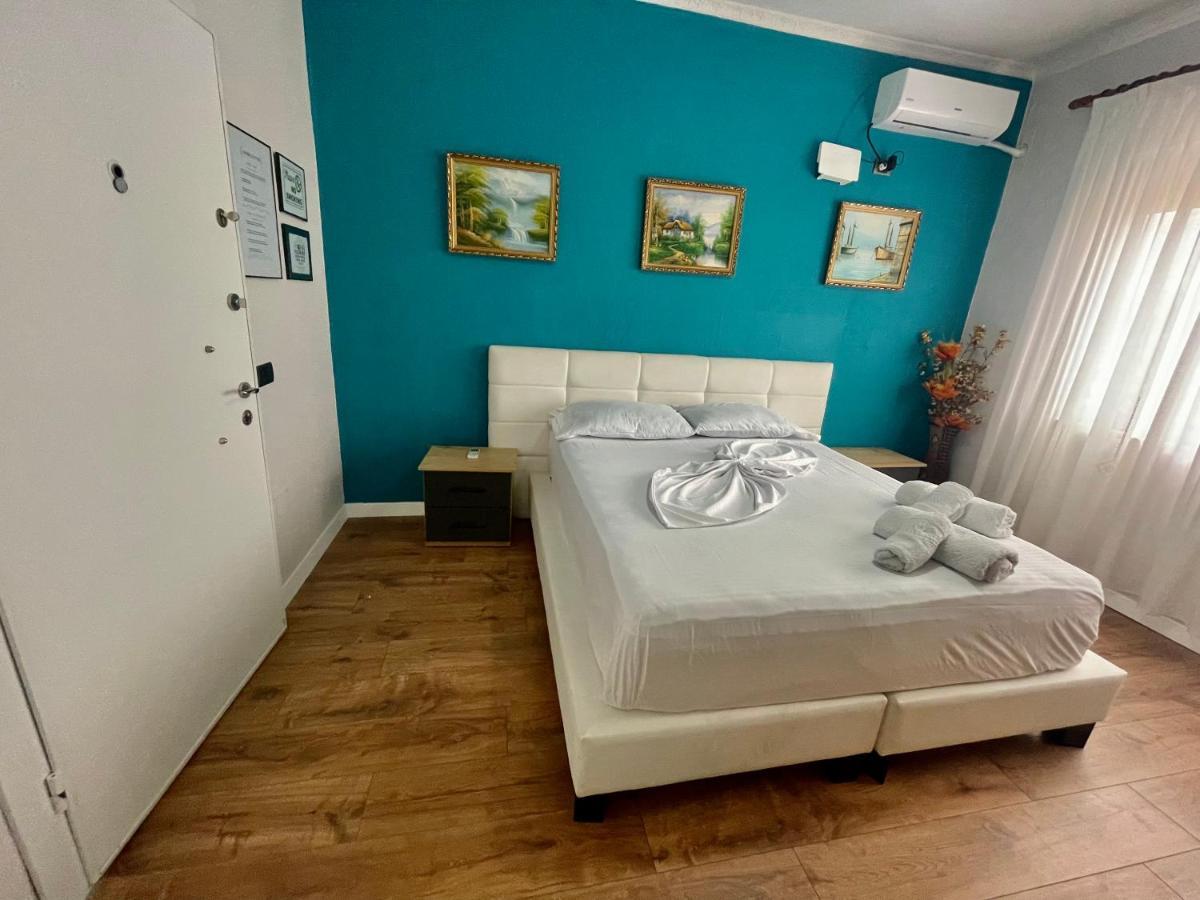 Central Room Private Entry And Bathroom Tirana Esterno foto