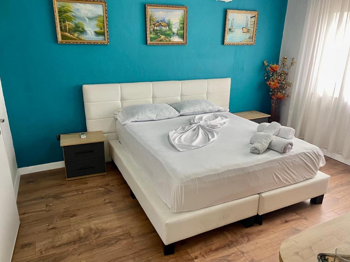 Central Room Private Entry And Bathroom Tirana Esterno foto
